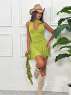 Vestido Corto Drapeado con Volantes, Tachuelas y Cordón Lateral – Lola Sierra