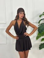 Vestido Corto con Escote Drapeado y Tachuelas – Lola Sierra