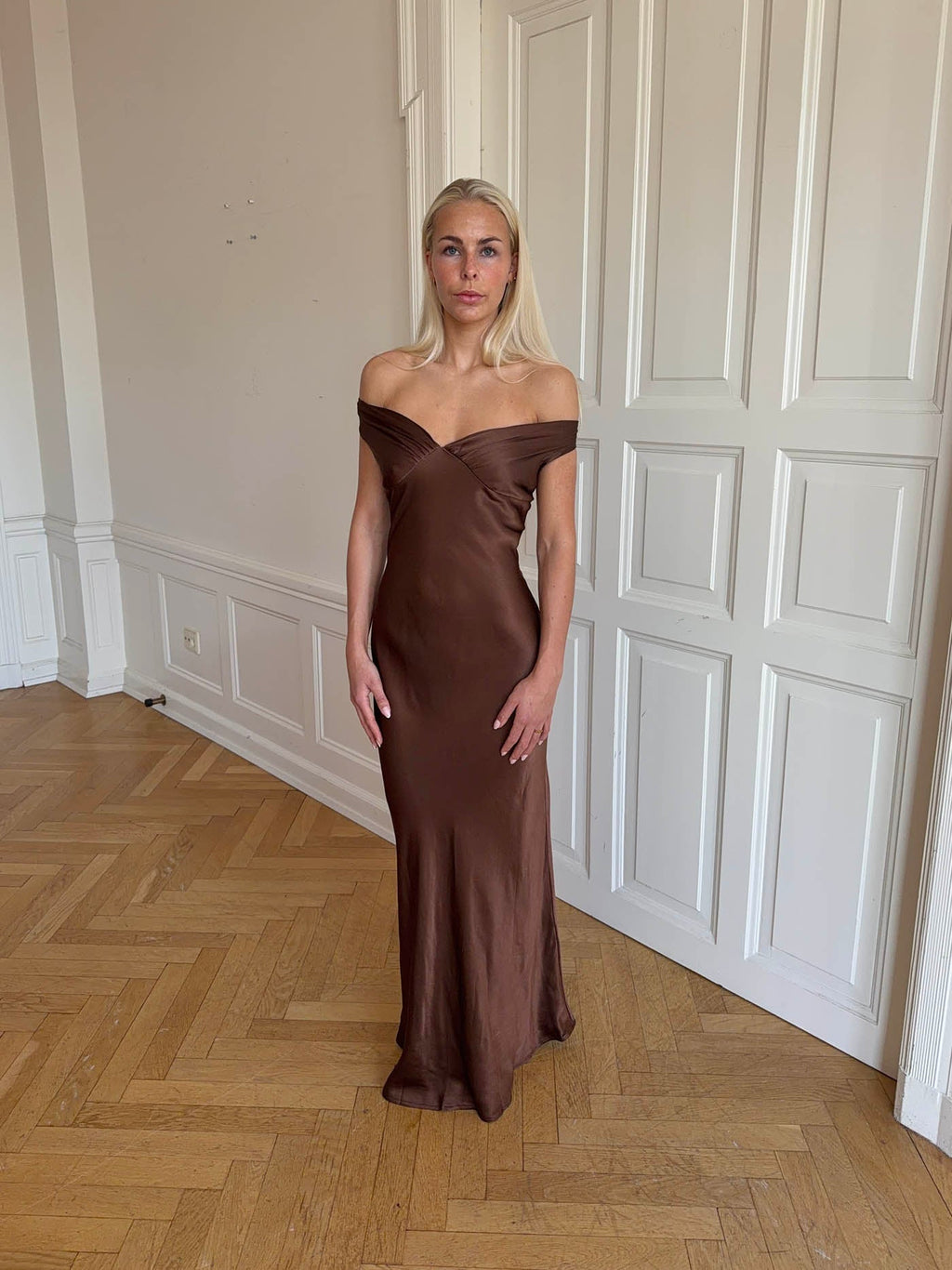 Vestido de satén con hombros descubiertos - Andie