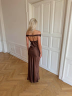 Vestido de satén con hombros descubiertos - Andie