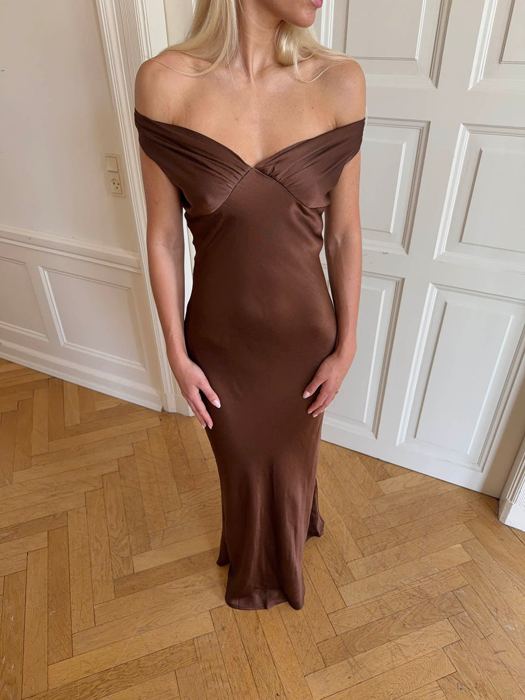 Vestido de satén con hombros descubiertos - Andie