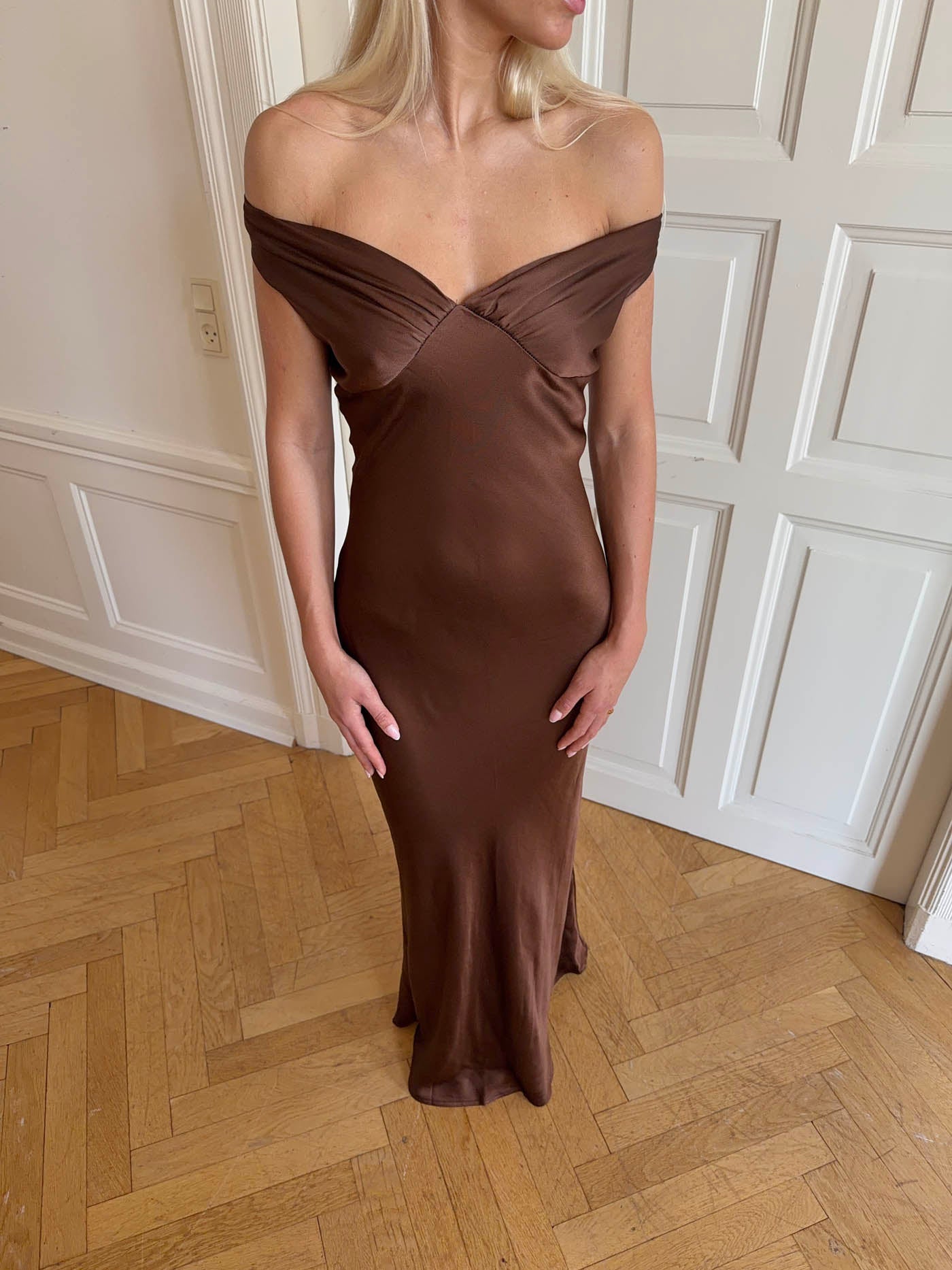 Vestido de satén con hombros descubiertos - Andie