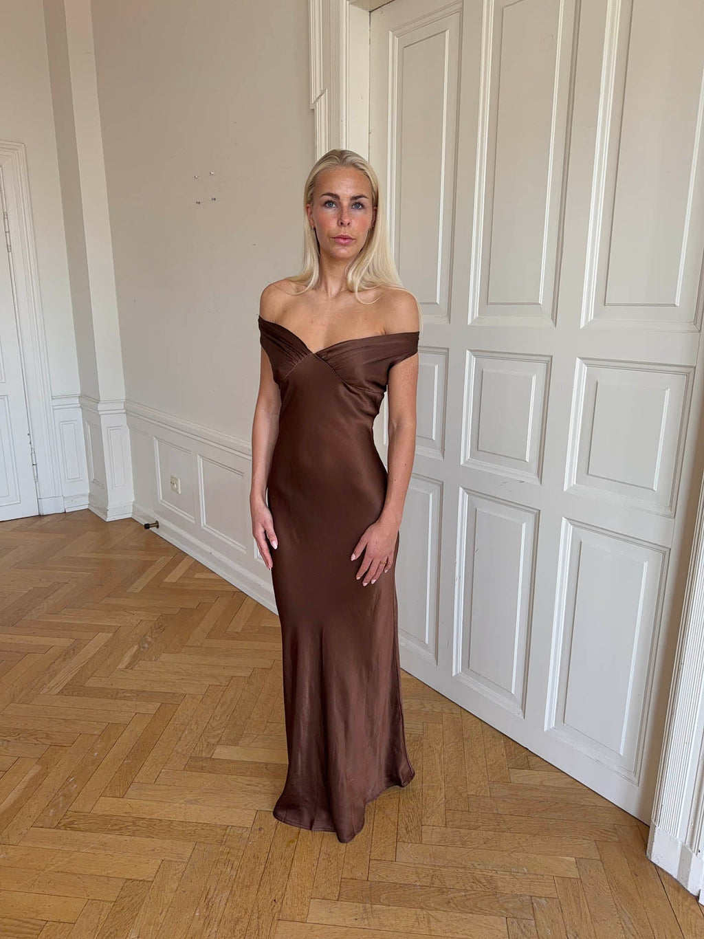 Vestido de satén con hombros descubiertos - Andie